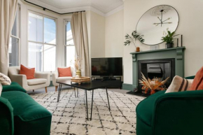 NEW for 2022, LUXURY Central Plymouth House - Access to Plymouth Hoe - Sleeps 10 - Pets welcome - By Luxe Living